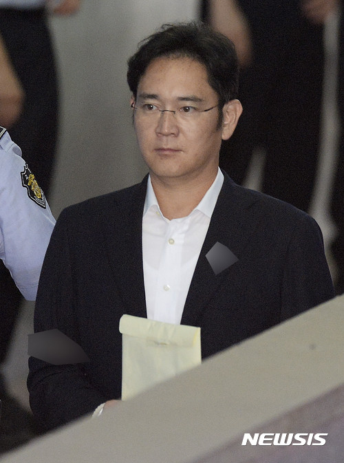 ▲ 법정에 들어서는 이재용 삼성전자 부회장. ⓒ 사진 뉴시스