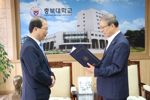 ▲ 나병기(좌)교수가 윤여표(우)총장에게 임명장을 받고 있다.ⓒ충북대