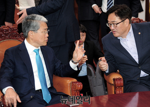 ▲ (왼쪽부터) 김동철 국민의당 원내대표, 우원식 민주당 원내대표. ⓒ뉴데일리DB