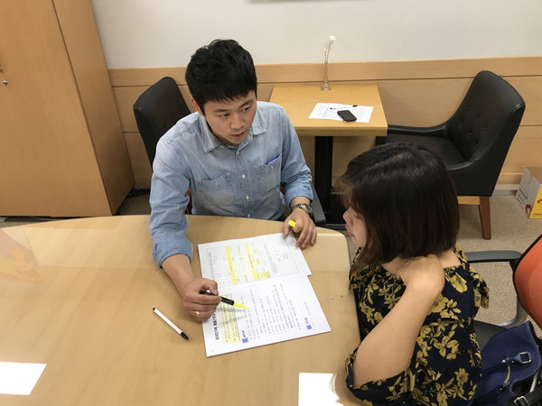 ▲ 포항시 관계자가 외국인 계절근로자 신청을 받고 있다.ⓒ포항시