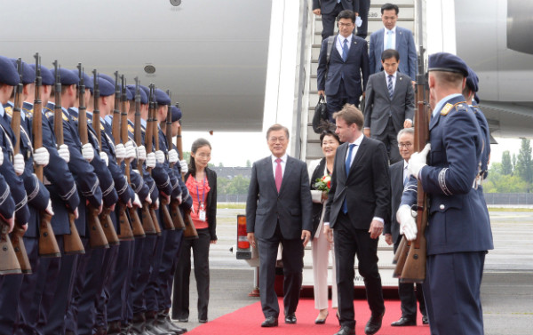 G20정상회의 참석을 겸해 독일 공식방문에 나선 문재인 대통령이 5일 오후(한국시각) 독일 베를린 테겔공항에서 의장대의 사열을 받으며 전용기에서 내리고 있다. ⓒ뉴시스 사진DB