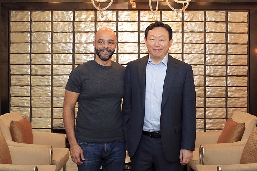 ▲ 롯데는 5일 서울 소공동 롯데호텔 3층 사파이어볼룸에서 임원 조찬 포럼을 진행했다. 사진은 강연자인 모 가댓(Mo Gawdat) 구글X 신사업개발 총괄책임자(Chief Business Officer) 와 신동빈 회장. ⓒ롯데