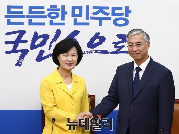 ▲ (왼쪽부터) 추미애 민주당 대표와 추궈홍 주한 중국대사. ⓒ우승준 기자