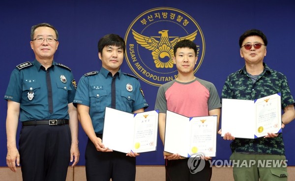 ▲ 6일 부산경찰청장실에서 허영범(왼쪽부터) 청장, 사상경찰서 감전지구대 문해근(33) 경장, 부산 사상구의 한 편의점 업주 신범석 씨, 탤런트 한정국 씨가 감사장·표창장 수여식 뒤에 기념촬영을 하고 있다. ⓒ 연합뉴스