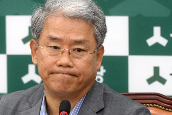 ▲ 김동철 국민의당 원내대표가 6일 무거운 표정으로 추미애 민주당 대표 돌출발언 관련 기자회견을 진행하는 모습. ⓒ뉴시스