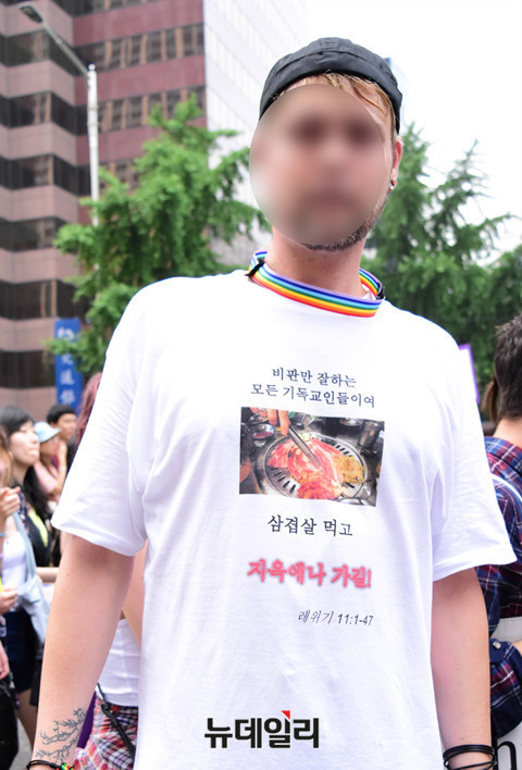 ▲ 지난해 6월 동성애축제에서 한 참가자가 기독교 성경말씀을 비꼬는 옷을 입었다. ⓒ뉴데일리 정상윤 기자