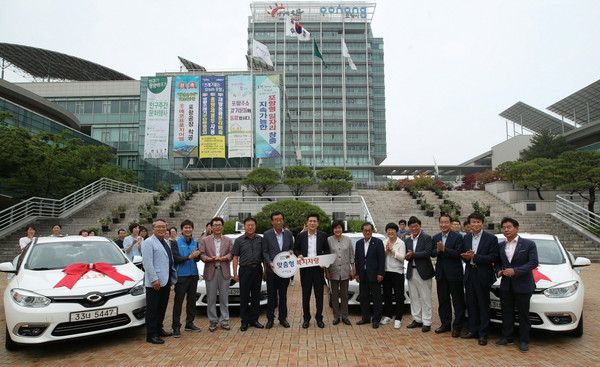 ▲ 포항시는 6일 포항시청 광장에서 읍면동 복지허브화에 따른 ‘맞춤형 복지차량’ 전달식을 열었다.ⓒ포항시