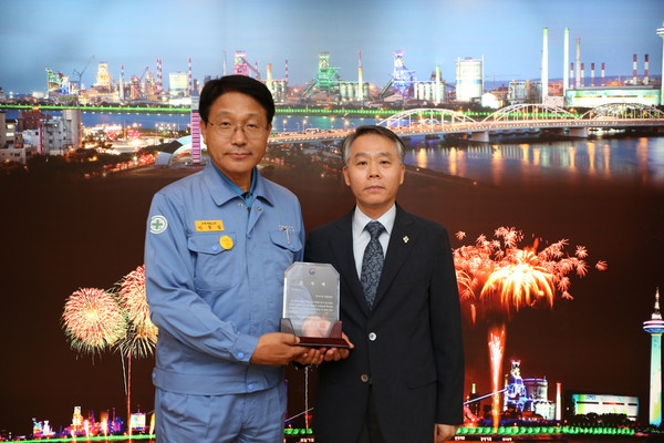 ▲ 포스코 포항제철소(소장 안동일)는 지난 5일 국가보훈처(처장 피우진)로부터 국립영천호국원 봉사활동 공로를 인정받아 감사패를 받았다.ⓒ포항제철소