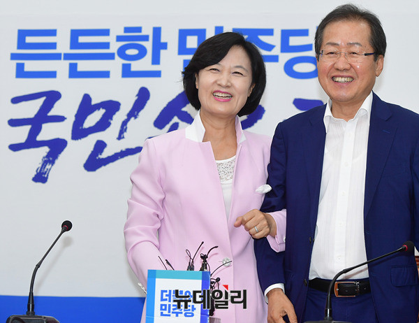 ▲ (왼쪽부터) 추미애 민주당 대표가 4일 예방 온 홍준표 한국당 대표에게 팔짱을 끼는 모습. ⓒ뉴데일리 정상윤 기자