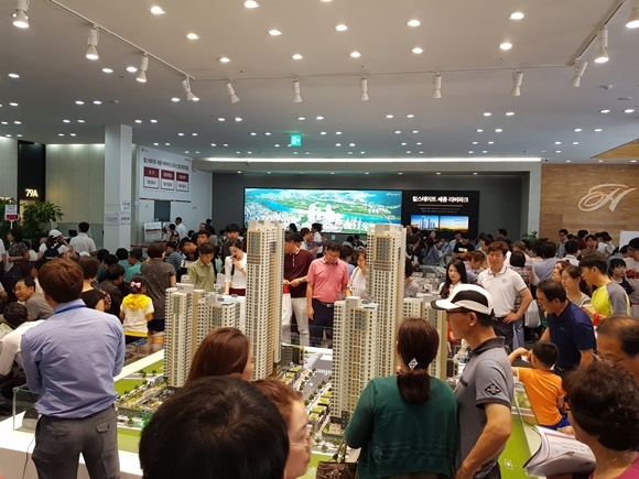 ▲ 378대 1의 경쟁률을 기록한 '힐스테이트 세종 리버파크' 견본주택 내. ⓒ현대엔지니어링