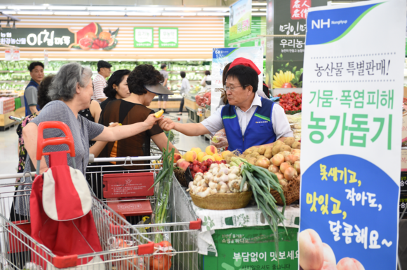 ▲ 가뭄과 폭염 피해를 입어 판로가 어려운 작은 과일과 채소를 판매하는 행사에 농협유통 김병문 대표이사가 일일 판매도우미로 나서 고객들에게 판매를 하고 있다. 금번 행사는 피해 농가의 어려움을 돕고, 소비자들에게는 저렴한 가격으로 판매하는 행사로 5일부터 물량 소진시까지 진행된다. ⓒ농협유통