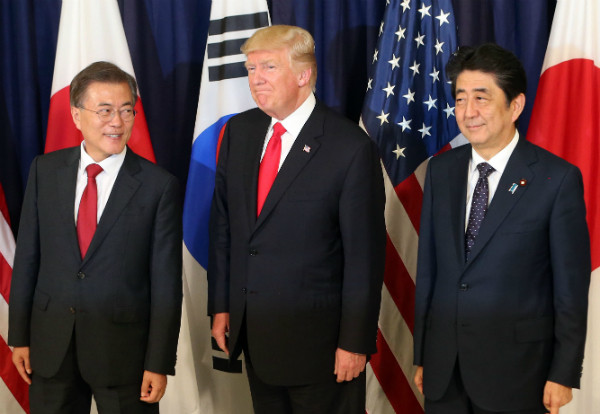 ▲ 한미일 3국 정상이 7일 오전(한국시각) 함부르크 주재 미국총영사관에서 열린 만찬회동에 앞서 기념촬영에 응하고 있다. ⓒ뉴시스 사진DB