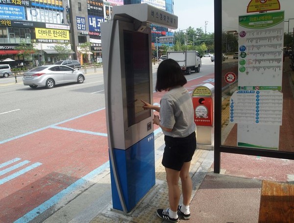 ▲ 충북 청주시가 업그레이드된 시내버스 안내 정보기를 설치했다.ⓒ청주시