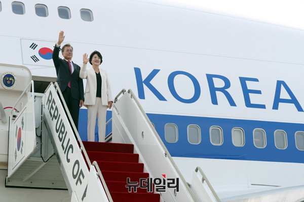 ▲ 문재인 대통령과 김정숙 여사가 G20 정상회담을 위해 대통령 전용기에 오르는 모습. ⓒ청와대 제공