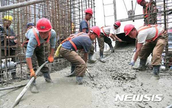 ▲ 러시아 건설현장에서 일하는 북한 근로자들. ⓒ뉴시스. 무단전재 및 재배포 금지.