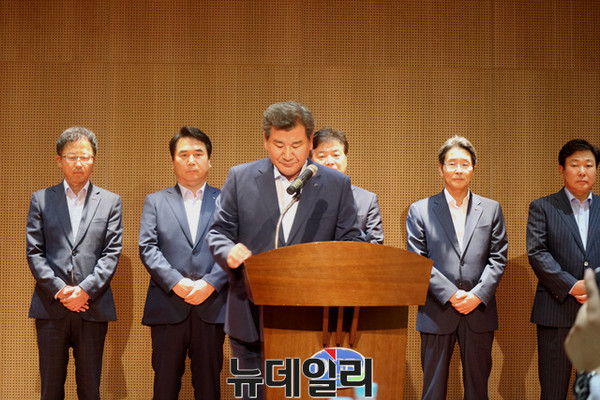 ▲ 박인규 DGB 금융그룹회장이 7일 대구은행 제2본점에서 성추행과 관련한 긴급 사과문을 발표하고 있다.ⓒ뉴데일리