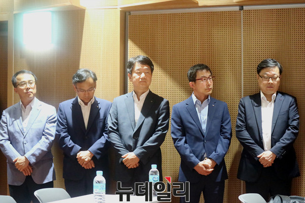 ▲ 대구은행 간부들이 기자회견장에 나와 고개를 숙이며 성추행과 관련해 머리를 숙였지만, 사과의지가 있는지 궁금증을 자아내고 있다.ⓒ뉴데일리