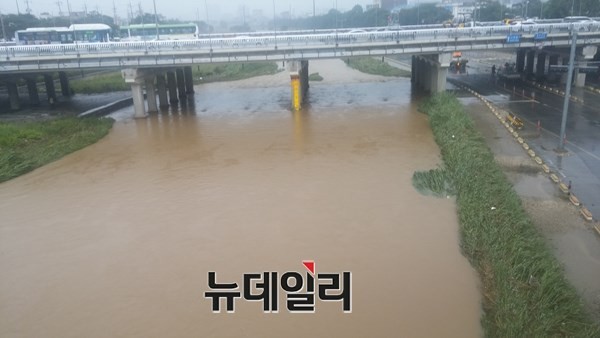 ▲ 청주대교 아래 무심천.ⓒ김동식 기자