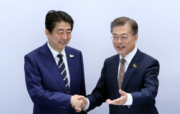 ▲ 문재인 대통령과 아베 신조 일본내각총리대신이 7일 오전(한국시각) G20정상회의가 열리는 독일 함부르크 메세홀 내의 양자회담장에서 만나 악수를 나누고 있다. ⓒ뉴시스 사진DB
