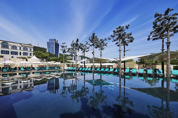 ▲ 반얀트리 클럽 앤 스파 서울 야외수영장 오아시스 전경. ⓒ반얀트리 클럽 앤 스파 서울