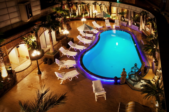 ▲ 임피리얼 팰리스 서울 호텔 야외 수영장 전경. ⓒ임피리얼 팰리스 서울 호텔