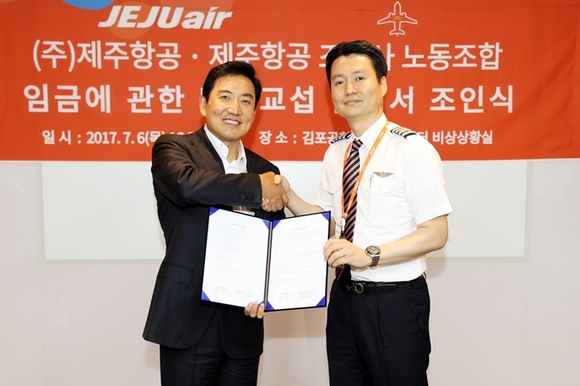 ▲ 제주항공과 조종사노조는 지난 6일 오후 단체협약을 최종 마무리하고 조인식을 진행했다고 7일 밝혔다.ⓒ제주항공