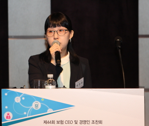 ▲ 백영화 보험연구원 연구위원이 제44회 보험 CEO 및 경영인 조찬회에서 '헬스케어서비스 활용의 법적 쟁점'이란 주제발표를 하고 있다ⓒ보험연구원
