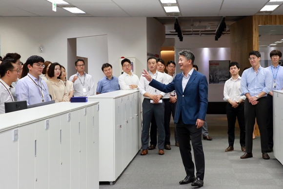 ▲ 장세욱 동국제강 부회장이 7일 창립 63주년을 맞이해 을지로 본사 사무실에서 직원들과 대화를 나누고 있다.ⓒ동국제강