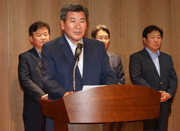 ▲ 박인규 대구은행장은 7일 대구은행 본점에서 기자간담회를 열고 성추행 논란과 관련 공식 사과를 전했다. ⓒDGB대구은행