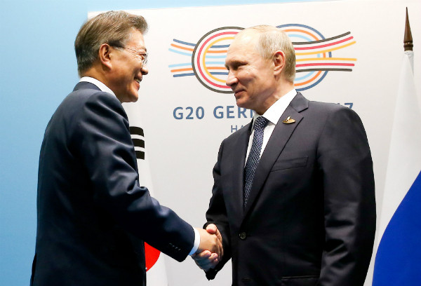 문재인 대통령이 7일 오후(한국시각) 독일 함부르크의 G20정상회의가 열리는 메세 컨벤션홀 내 양자회담장에서 블라디미르 푸틴 러시아 대통령과 만나 악수를 나누고 있다. ⓒ뉴시스 사진DB
