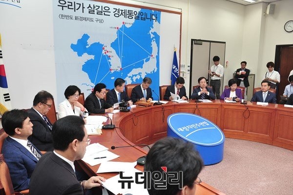 ▲ 문재인 대통령이 지난 2015년 새정치민주연합 당대표 시절 제시했던 한반도 신경제지도 구상. 동방경제포럼이 열리는 러시아 연해주의 블라디보스톡이 포함돼 있다. ⓒ뉴데일리 이종현 기자