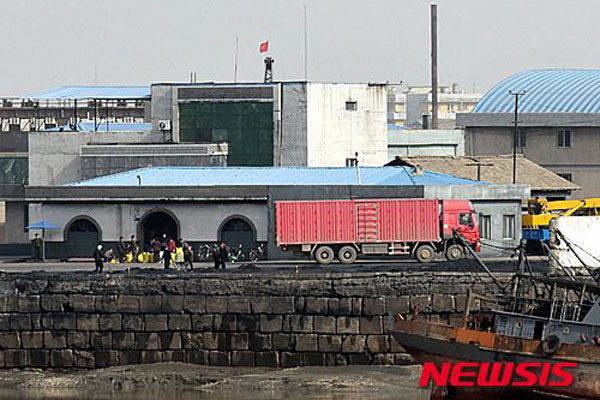 ▲ 中국경 세관을 거쳐 북한으로 들어가려는 화물차. 이 같은 컨테이너 속에는 北무역주재원들이 사들인 물품들이 가득 차 있다. ⓒ뉴시스. 무단전재 및 재배포 금지.