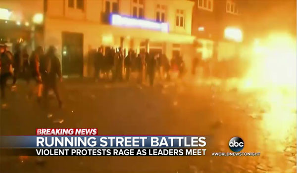 ▲ G20 정상회의 반대 다국적 시위대는 7일 오후 7시(현지시간)부터 경찰을 습격하며 폭동을 일으키기 시작했다고 한다. ⓒ美ABC뉴스 속보 화면캡쳐.