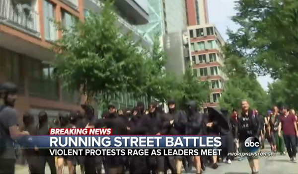 ▲ G20 정상회의 반대 시위를 주도하며 폭동을 일으킨 세력들은, 사진 속에 보이는 검은 옷을 입은 1,000여 명의 선봉대였다고 한다.  ⓒ美ABC뉴스 속보 화면캡쳐.