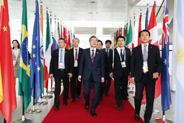 ▲ 문재인 대통령이 8일 오후(한국시각) 독일 함부르크에서 열린 G20정상회의가 세션 종료에 따라 폐막하면서, 정상회의가 열렸던 메세컨벤션홀을 빠져나오고 있다. ⓒ뉴시스 사진DB