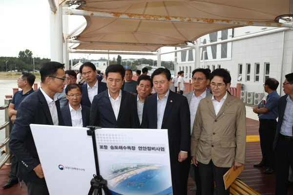 ▲ 김영춘 신임 해양수산부장관(앞줄 오른쪽 두번째)이 지난 8일 경북 포항을 찾아 포항영일만항을 찾아 현장을 둘러봤다.ⓒ포항시