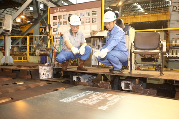 ▲ 포항제철소 직원들이 현장 설비와 제품 품질을 점검하는 모습.ⓒ포항제철소