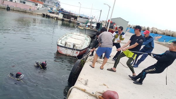 ▲ 포스코 포항제철소(소장 안동일) 클린오션봉사단 24명은 8일 포항시 북구 청하면 청진2리를 찾아 해적 생활쓰레기 등을 수거했다.ⓒ포항제철소