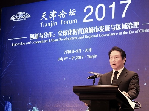 ▲ 최태원 SK 회장이 톈진포럼 2017에 참석, 개막식 축사를 하고 있다. ⓒSK