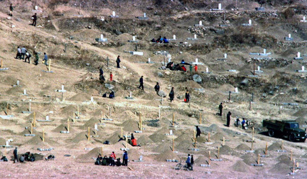▲ 북한 공동묘지의 모습. 대부분이 90년대 후반 '고난의 행군' 시기에 숨진 사람들의 묘라고 한다. ⓒ채널A '이제 만나러 갑니다' 시청자 게시판 화면캡쳐.
