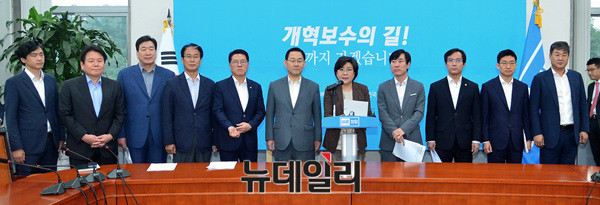 ▲ 왼쪽부터 바른정당 이종철, 대변인 정양석 원내수석 부대표, 전지명 대변인, 권오을, 정운천 최고위원,  주호영 원내대표, 이 대표, 하태경·김영우 최고위원, 김세연 정책위의장, 정문헌 사무총장 ⓒ 뉴데일리 공준표