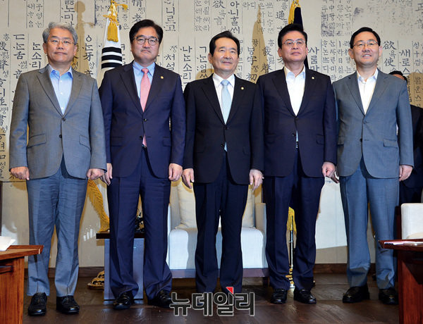 ▲ (왼쪽부터) 김동철 국민의당 원내대표와 우원식 민주당 원내대표, 정세균 국회의장, 정우택 한국당 원내대표, 주호영 바른정당 원내대표. ⓒ공준표 기자