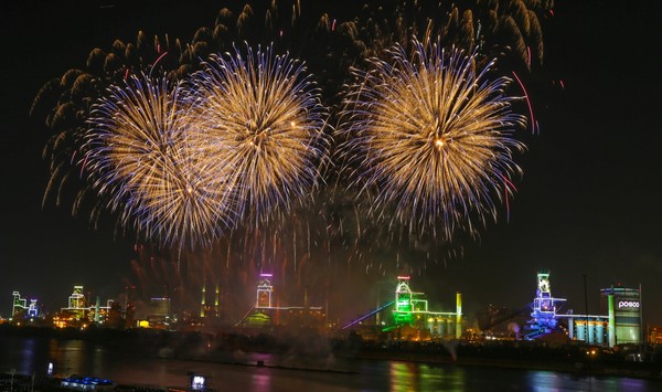 ▲ ‘포항국제불빛축제’가 오는 26일부터 30일까지 5일간 형산강 체육공원과 영일대해수욕장 일원에서 펼쳐진다. 사진은 지난 해 축제 모습.ⓒ포항시