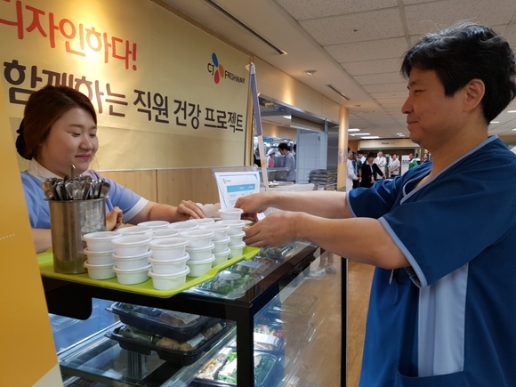 ▲ CJ프레시웨이가 한양대구리병원 임직원에게 ‘건강 도시락’을 제공하고 있는 모습. ⓒCJ프레시웨이
