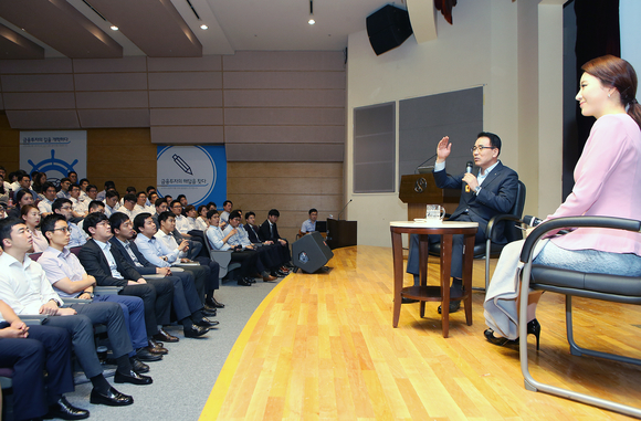 ▲ 신한금융지주 조용병 회장이 10일 여의도 신한금융투자 본사에서 개최한 '신한 2020 비전공감' 행사에서 그룹사 직원들과 토크콘서트 방식으로 자유롭게 이야기하고 있다.ⓒ신한금융지주