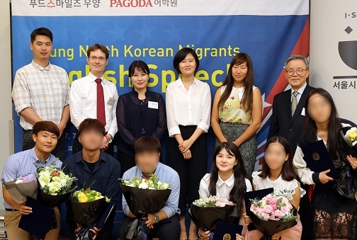 ▲ 지난 7일 서울 파고다 종로학원에서 열린 '제6회 탈북청년 영어 말하기 대회'에서 참가자 등이 기념사진을 촬영하고 있다. ⓒ파고다아카데미