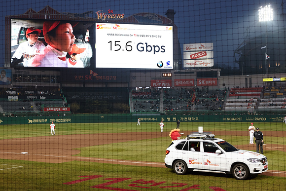 ▲ SK텔레콤의 세계 최초 5G 커넥티드카 'T5' 시연 현장 ⓒ SKT