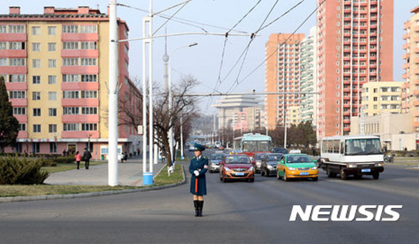 ▲ 北평양의 교차로에서 교통정리 중인 교통 보안원. 최근 북한에서는 차량이 증가하면서 교통사고도 덩달아 증가하고 있다고 한다. ⓒ뉴시스. 무단전재 및 재배포 금지.