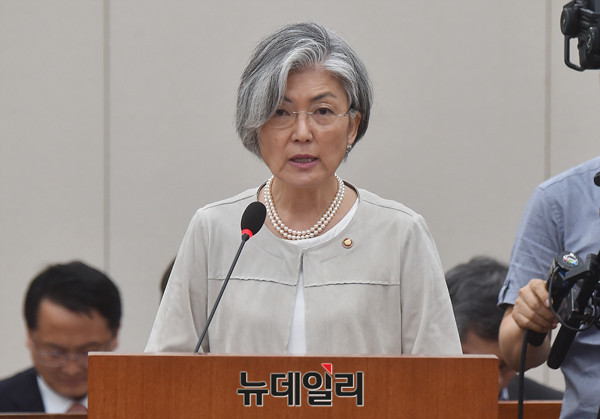 ▲ 강경화 외교부 장관이 '세컨더리 보이콧'을 두고 미국 측과 협의 중이라고 밝혔다. 사진은 10일 국회 외교통일위원회 전체회의에 참석한 강경화 외교부 장관이 현안보고를 하고 있다.ⓒ뉴데일리=이종현 기자