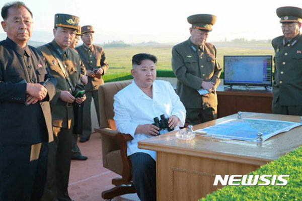 ▲ 지난 5월 28일 요격미사일 시험발사를 참관한 김정은. ⓒ뉴시스. 무단전재 및 재배포 금지.